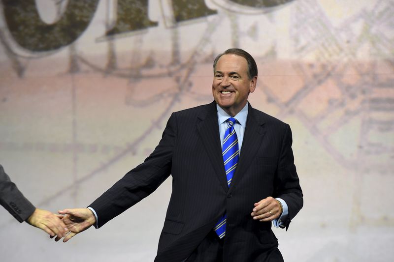 © Reuters. Former Governor of Arkansas Mike Huckabee speaks during the National Rifle Association's annual meeting in Nashville, Tennessee