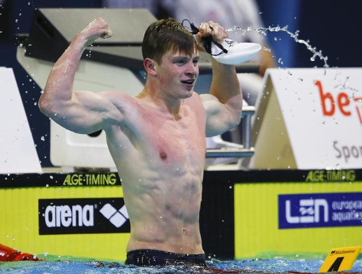 © Reuters. Peaty of Britain celebrates after the men's 50m breaststroke semi-final at the European Swimming Championships in Berlin