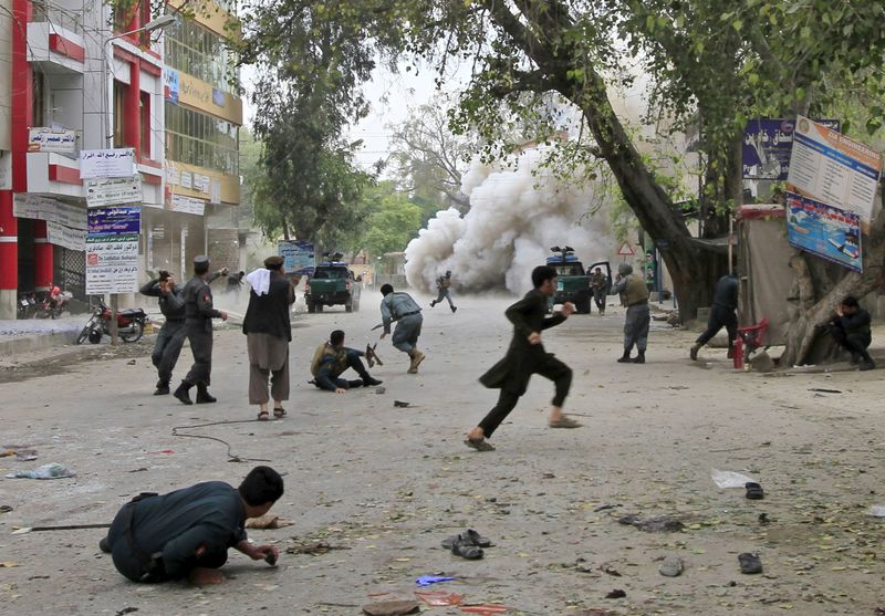 © Reuters. انفجار يقتل 33 شخصا ويصيب أكثر من 100 في أفغانستان