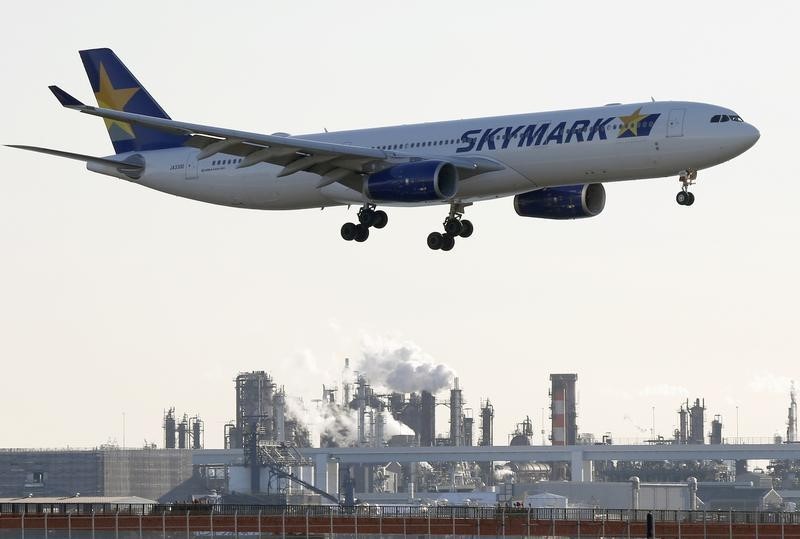 © Reuters. Skymark Airlines aircraft approaches to land at Haneda airport in Tokyo