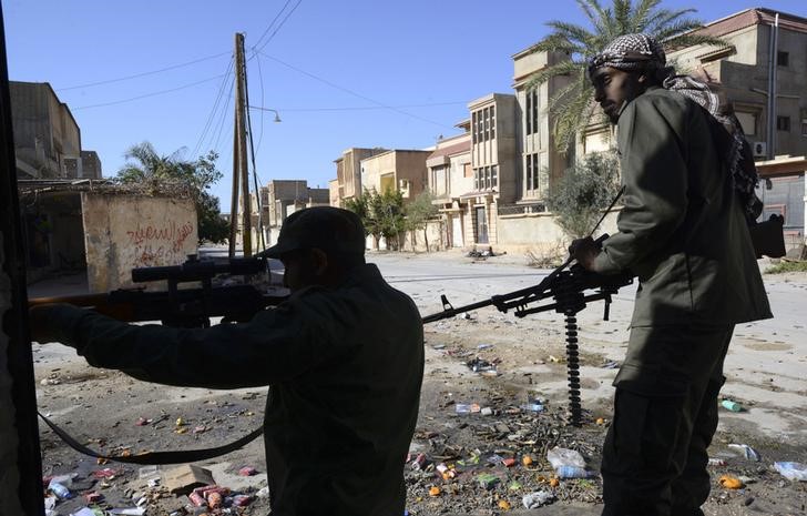 © Reuters. سماع دوي إطلاق نار وانفجارات في العاصمة الليبية