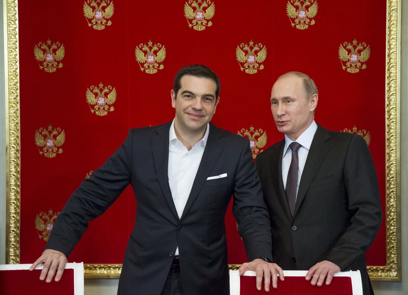 © Reuters. Russian President Putin and Greek Prime Minister Tsipras attend a signing ceremony at the Kremlin in Moscow