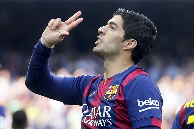 © Reuters. El Barcelona gana 2-0 al Valencia con goles de Suárez y Messi