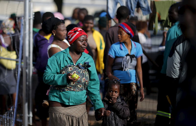© Reuters. رئيس جنوب افريقيا يزور مهاجرين شردهم العنف ضد الأجانب