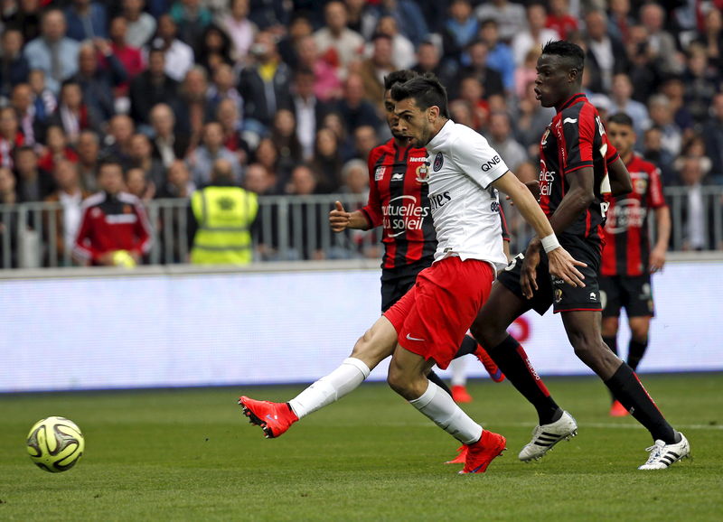 © Reuters. Paris St Germain's Javier Pastore challenges Nice's Romain Genevois and Jordan Amavi to score during their Ligue 1 soccer match at Allianz Riviera stadium in Nice