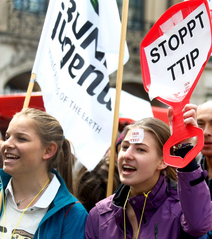 © Reuters. Manifestantes protestan en Múnich contra el acuerdo de libre comercio entre Europa y Estados Unidos, conocido como TTIP
