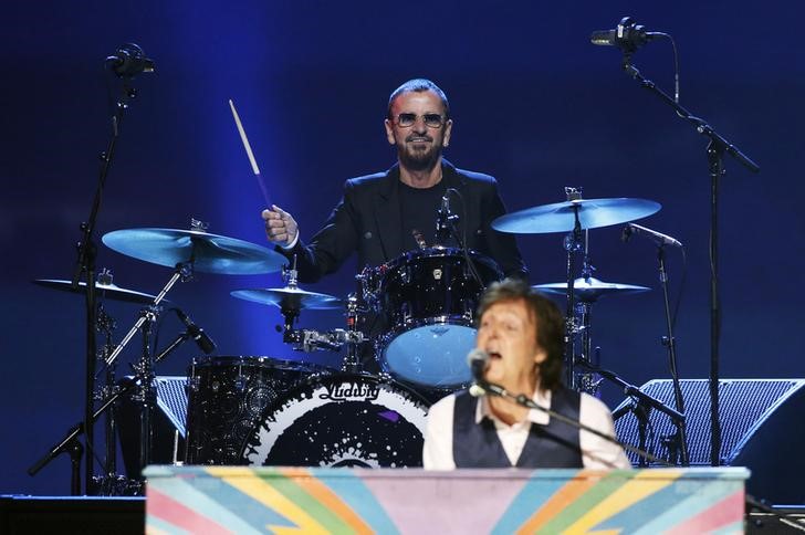 © Reuters. Paul McCartney and Ringo Starr perform during the taping of "The Night That Changed America: A GRAMMY Salute To The Beatles" in Los Angeles