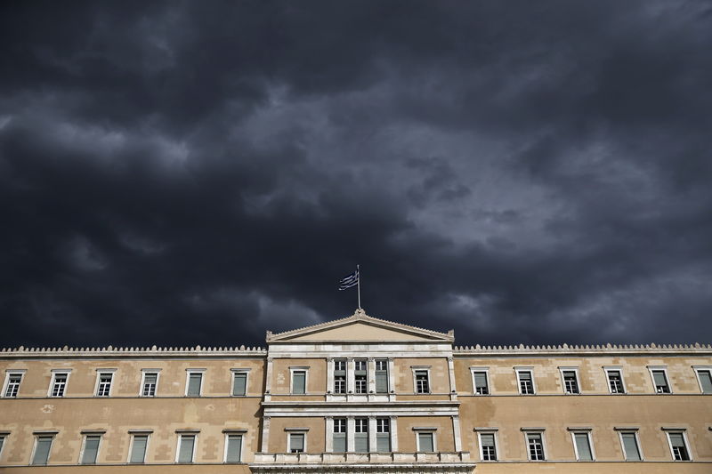 © Reuters. Greek national flag flutters atop the parliament building in Athens 