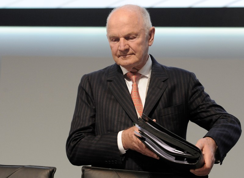 © Reuters. Piech, chairman of the board of German carmaker Volkswagen, carries his documents as he arrives at the 51th annual shareholders meeting in Hamburg.