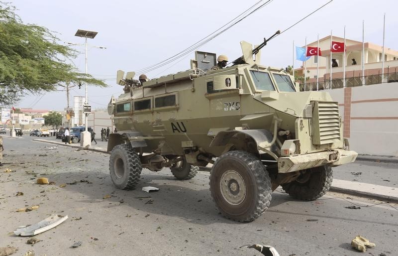 © Reuters. شهود: مقاتلو حركة الشباب الصومالية يهاجمون قوات الاتحاد الأفريقي