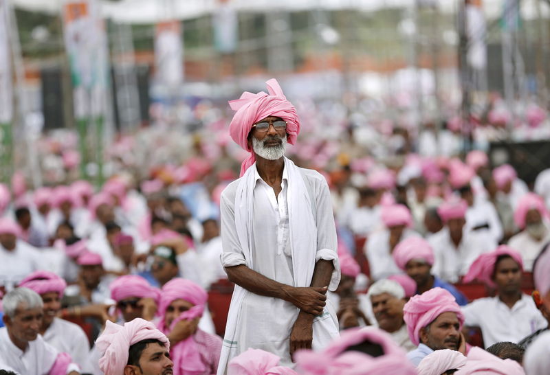 © Reuters. Farmer stands as he listens to a speech by India's Congress party vice-president Gandhi at a farmers rally at Ramlila ground in New Delhi 