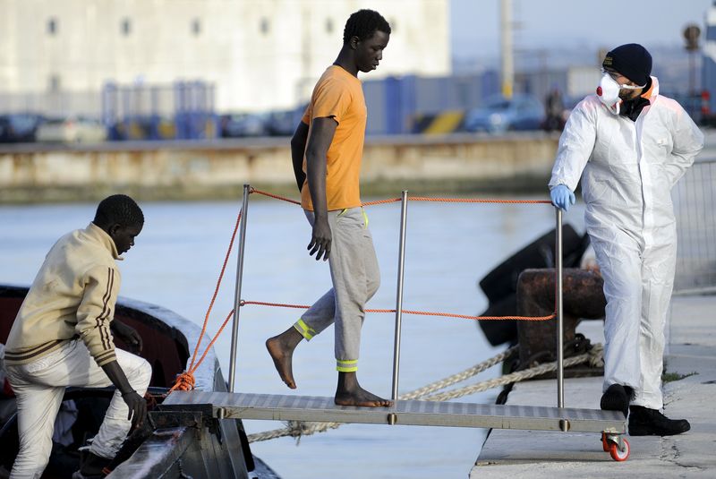 © Reuters. Países de UE deben actuar para proteger a inmigrantes en el Mediterráneo: Mogherini