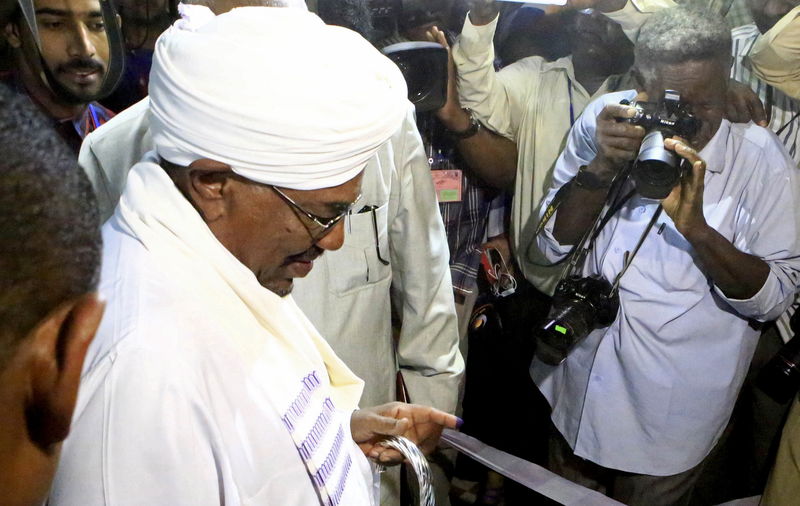 © Reuters. Sudan's President Al-Bashir casts his ballot during elections in the capital Khartoum