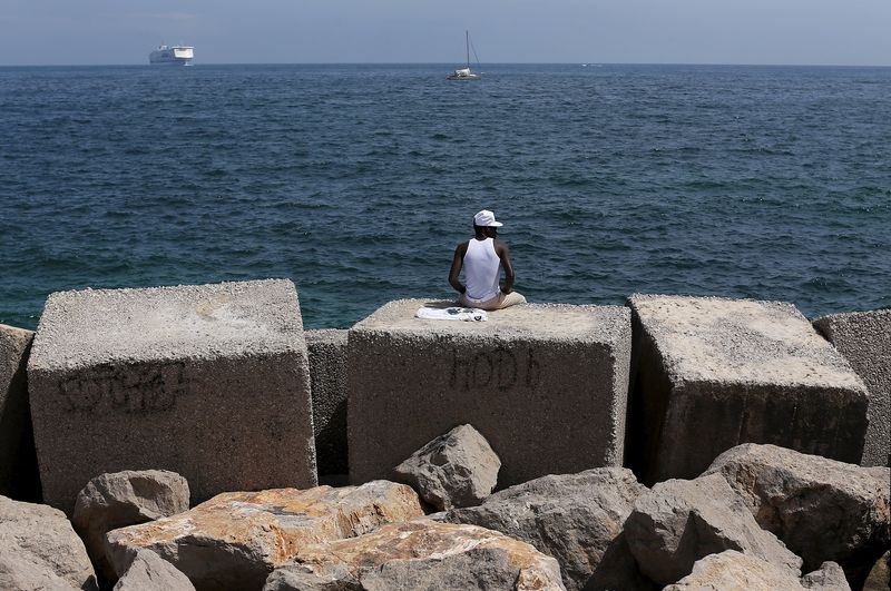 © Reuters. Hasta 700 inmigrantes podrían haber muerto al volcar un barco frente a Libia