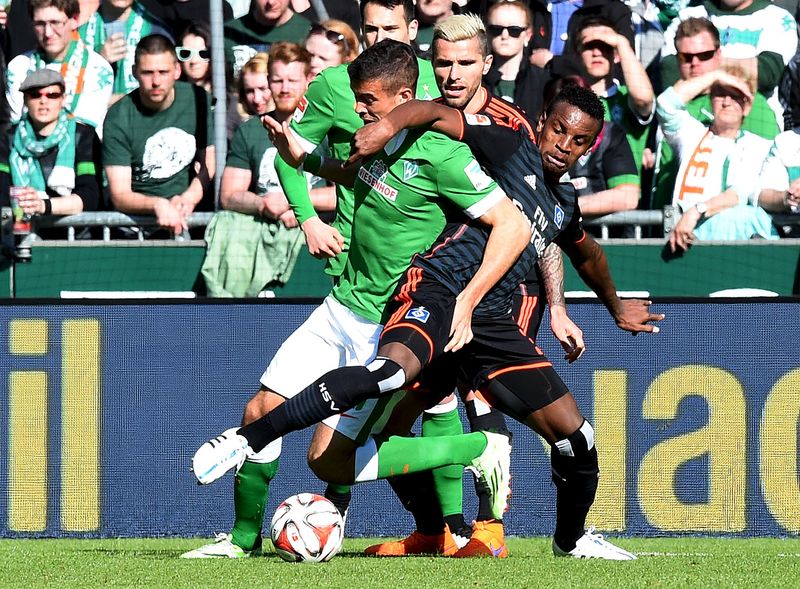 © Reuters. Werder Bremen's di Santoand Hamburg SV's Cleber fight for the ball during their German Bundesliga first division soccer match in Bremen