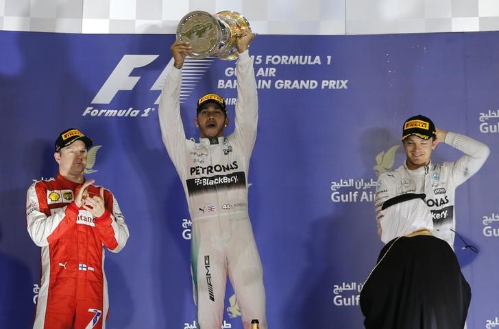 © Reuters. El británico Lewis Hamilton de Mercedes celebra su victoria en el Gran Premio de Bahréin de la Fórmula Uno