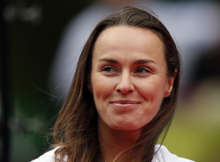 © Reuters. Martina Hingis of Switzerland smiles at ceremony to celebrate 30th anniversary of Pan Pacific Open tennis tournament in Tokyo