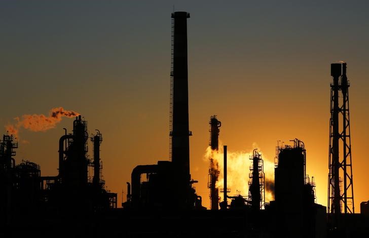 © Reuters. Sun sets behind factory in Kawasaki