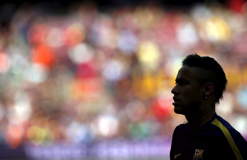 © Reuters. Barcelona's soccer player Neymar is silhouetted before their Spanish first division soccer match against Valencia at Camp Nou stadium in Barcelona