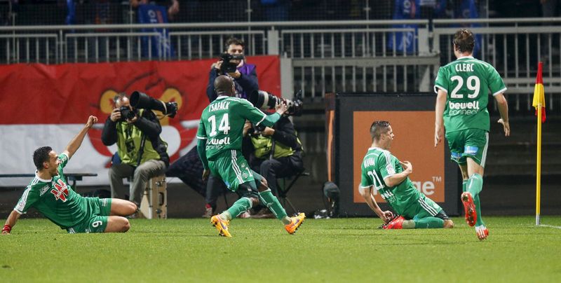 © Reuters. ليون بعشرة لاعبين يتعادل مع سانت إيتيين ويتصدر الدوري الفرنسي