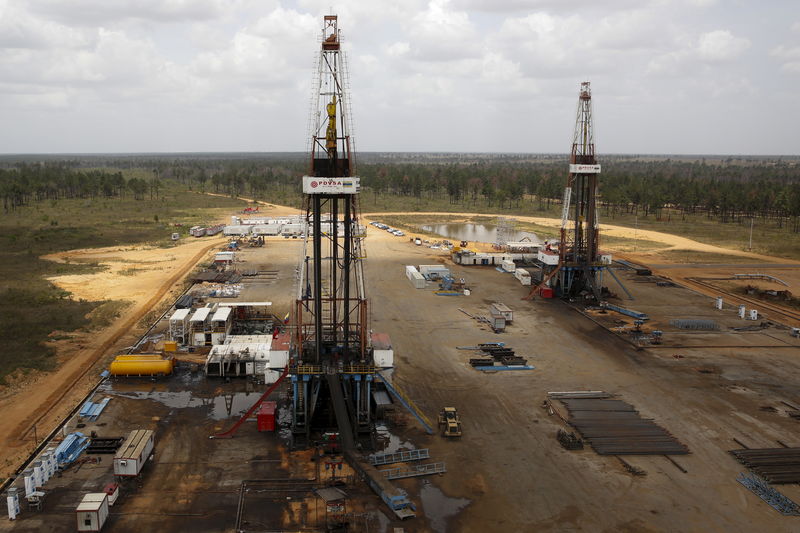 © Reuters. Буровые вышки на нефтяной скважине компании PDVSA в венесуэльском штате Монагас 