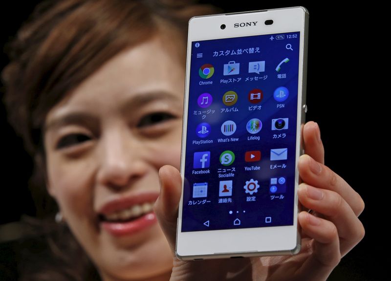 © Reuters. A model poses with Sony's new Xperia Z4 smartphone after a news conference in Tokyo