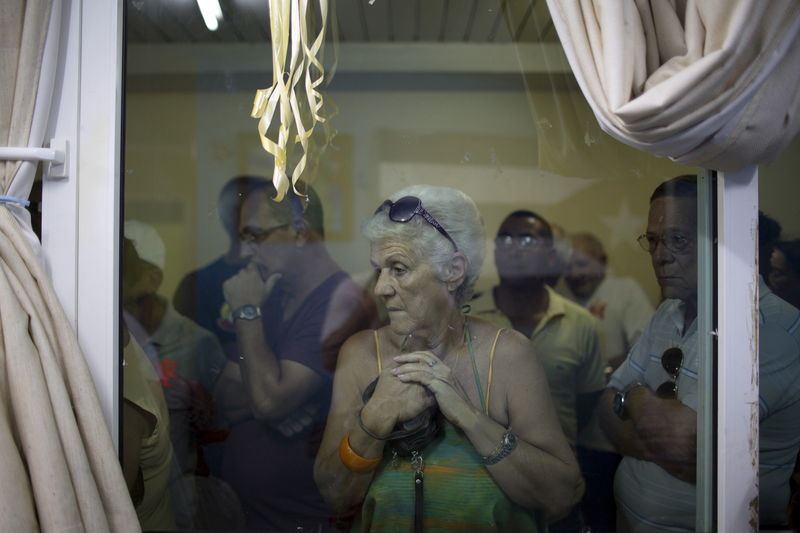 © Reuters. A voter watches as election officials count votes at a polling station in Havana