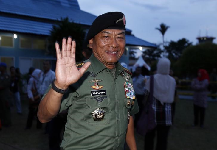 © Reuters. Indonesian armed forces chief Moeldoko waves after addressing the media following the lifting of the tail of AirAsia QZ8501 from the seabed, at the airbase in Pangkalan Bun, Central Kalimantan