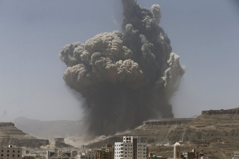 © Reuters. سكان: ضربة جوية على قاعدة صواريخ في العاصمة اليمنية