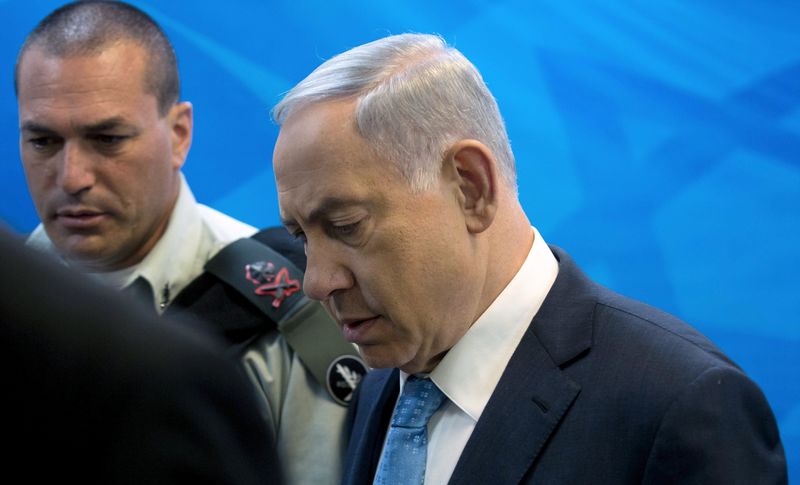 © Reuters. Israeli Prime Minister Netanyahu walks into the weekly cabinet meeting in Jerusalem