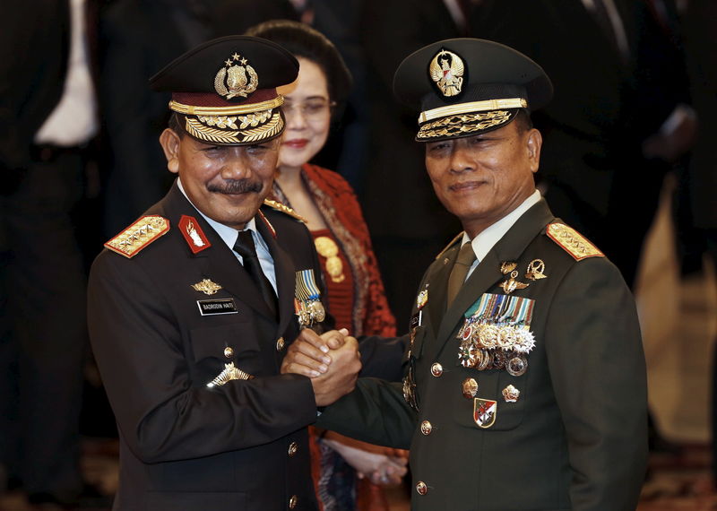 © Reuters. Head of Indonesia's Armed Forces General Moeldoko congratulates the country's new National Police Chief Badrodin Haiti at the presidential palace 