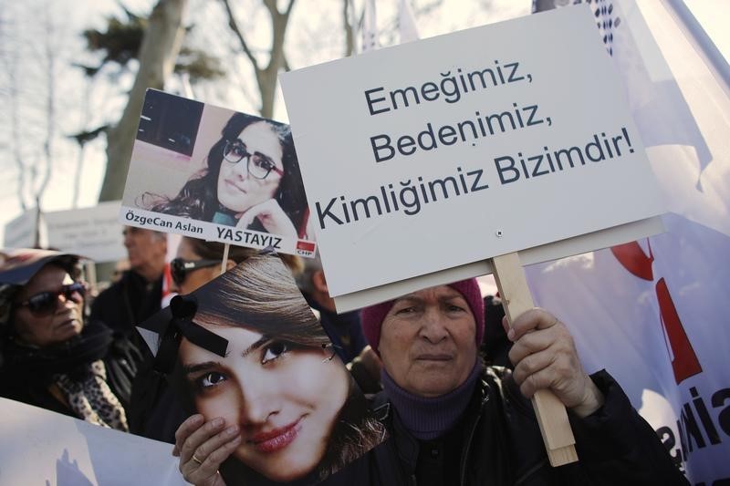 © Reuters. A woman holds a picture of Ozgecan Arslan during a protest against domestic violence, in Istanbul