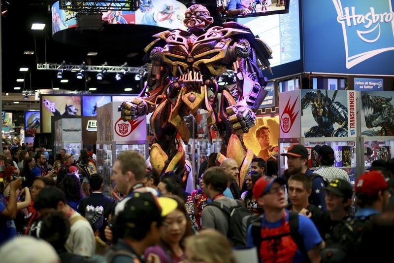 © Reuters. Фигура Трансформера у стенда Hasbro на выставке Comic-Con International в Сан-Диего