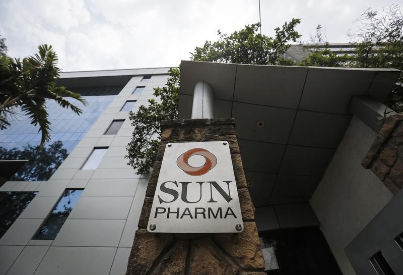 © Reuters. A logo of Sun Pharmaceutical Industries Ltd at its research and development center in Mumbai
