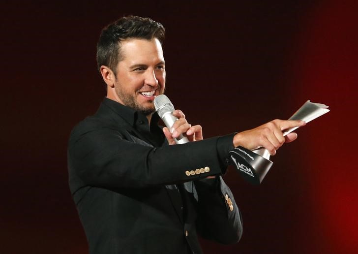 © Reuters. Luke Bryan recebe prêmio personalidade do ano na 50ª edição do Country Music Awards, em Arlington, Texas