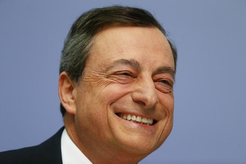 © Reuters. European Central Bank President Draghi smiles during a news conference in Frankfurt