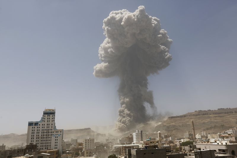 © Reuters. Fumaça após ataque aéreo em Sanaa, capital do Iêmen