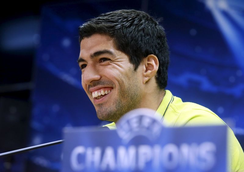 © Reuters. Barcelona's player Luis Suarez attends a news conference at Joan Gamper training camp