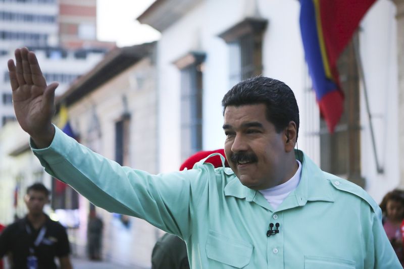 © Reuters. Venezuela's President Nicolas Maduro waves during his weekly broadcast "en contacto con Maduro" (In contact with Maduro) in Caracas