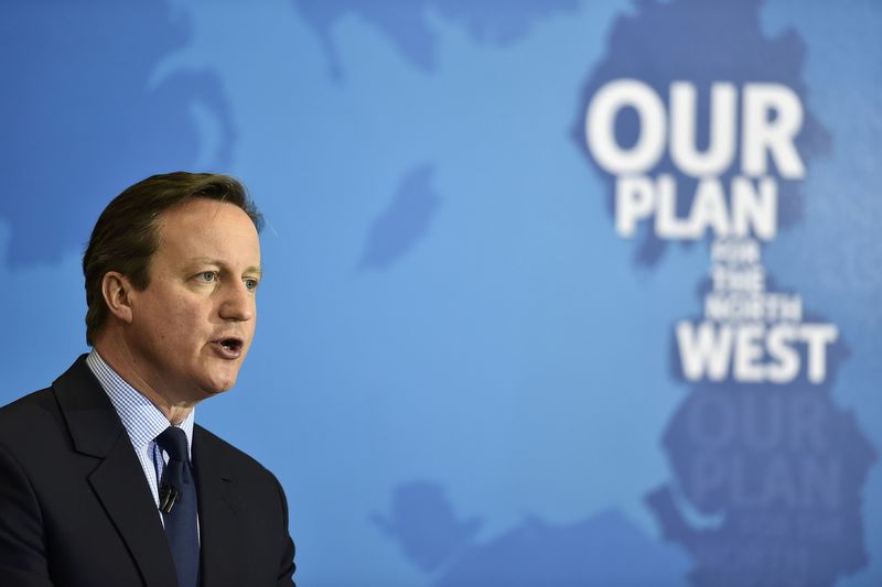 © Reuters. Britain's Prime Minister Cameron delivers a speech at Arriva TrainCare in Crewe in northern England