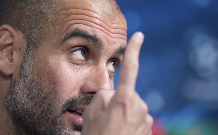 © Reuters. Técnico do Bayern de Munique, Pep Guardiola, em entrevista coletiva em Munique