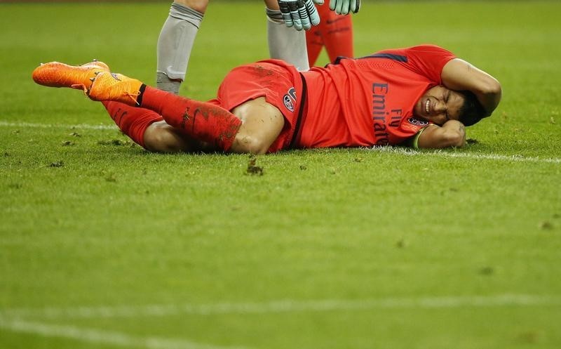 © Reuters. تياجو سيلفا لاعب سان جيرمان يغيب عن لقاء برشلونة