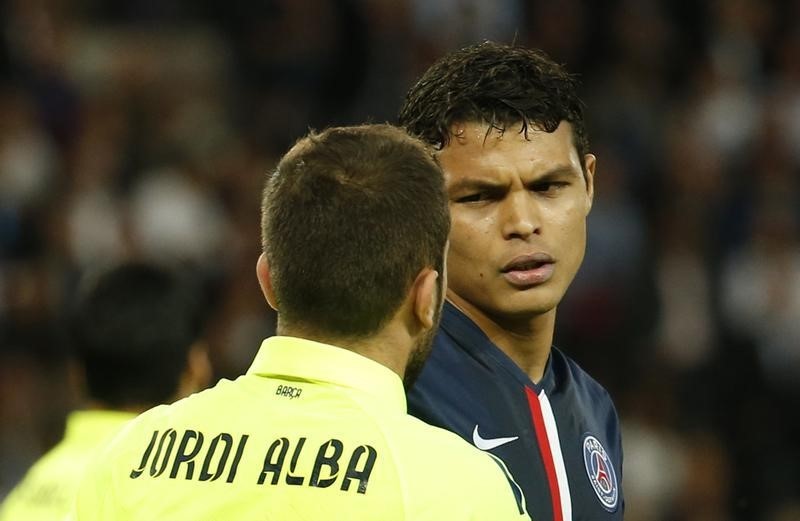 © Reuters. Thiago Silva conversa com Jordi Alba no primeiro jogo das quartas da Liga dos Campeões entre PSG e Barcelona, em Paris