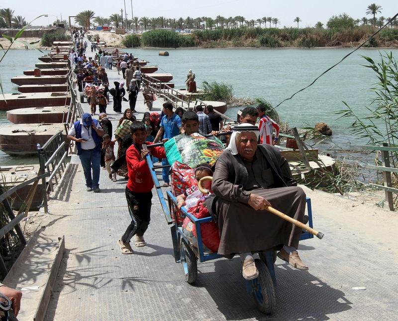 © Reuters. Displaced Sunni people, who fled the violence in the city of Ramadi, arrive at the outskirts of Baghdad