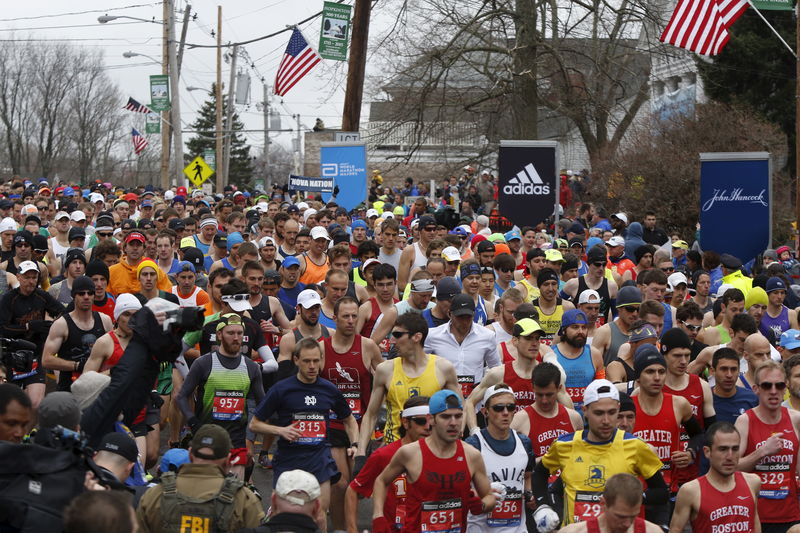 © Reuters. Corredores na largada da Maratona de Boston 