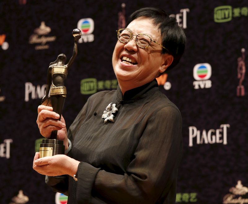 © Reuters. Diretora de Hong Kong Ann Hui posa com prêmio recebido no Festival de Cinema de Hong Kong