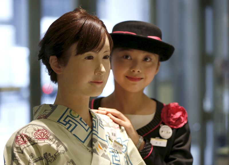 © Reuters. A department store employee poses with a kimono-clad android robot named Aiko Chihira, developed by Toshiba, during its unveiling in Tokyo