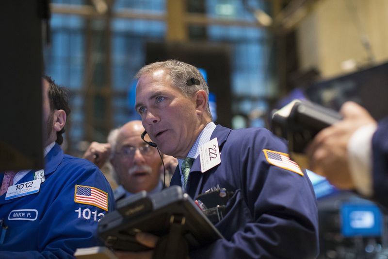 © Reuters. Traders works on the floor of the New York Stock Exchange