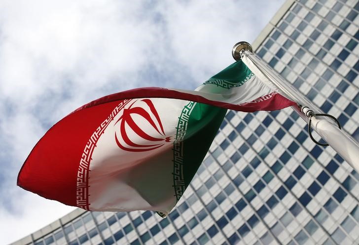 © Reuters. An Iranian flag flutters in front of the United Nations headquarters, during an IAEA board of governors meeting, in Vienna