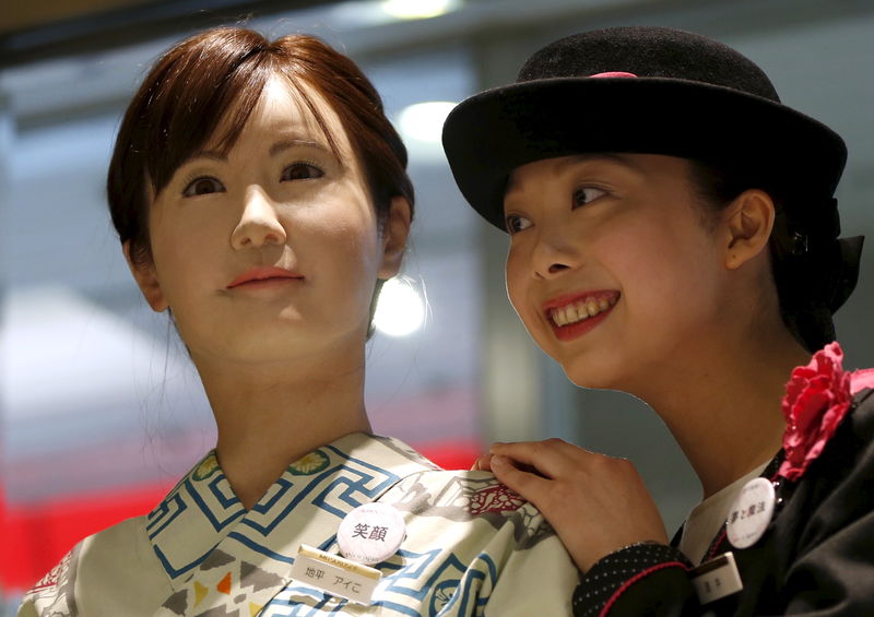 © Reuters. Uma atendente da loja de departamento japonesa Nihonbashi Mitsukoshi posa ao lado do robô humanoide Aiko Chihira, desenvolvido pela Toshiba, em Tóquio